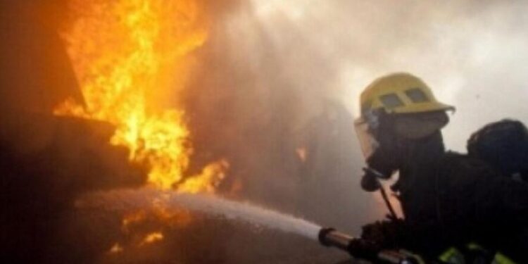 Un copil a ajuns la spital după ce o scârta de fân a fost mistuită de flăcări, la Florești