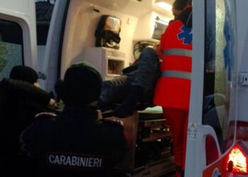 Un bărbat în stare gravă, găsit pe o bancă în Capitală, transportat la spital