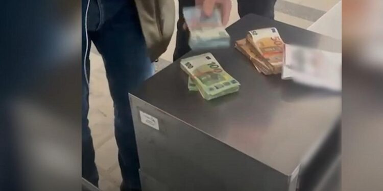 Trei pasageri suspectați de contrabandă cu 69.000 de euro în Moldova