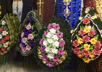 Coroanele și florile din plastic, o problemă ecologică în cimitirele Chișinăului