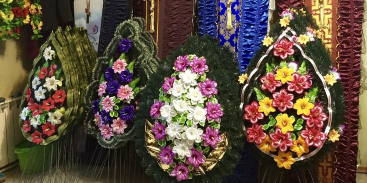 Coroanele și florile din plastic, o problemă ecologică în cimitirele Chișinăului