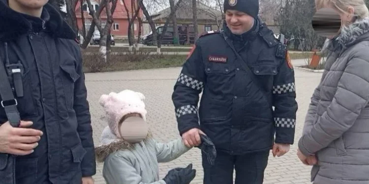 O fetiță rătăcită pe străzi, și-a găsit mama cu ajutorul carabinierilor