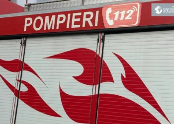 Un pompier rănit după prăbușirea tavanului în timpul unei intervenții în Zgurița