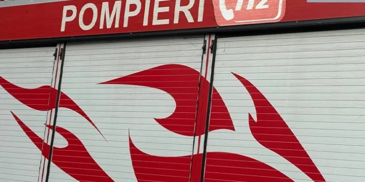 Un pompier rănit după prăbușirea tavanului în timpul unei intervenții în Zgurița