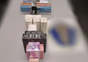 Țigarete și articole de parfumerie, tăinuite printre bagaje la vamă