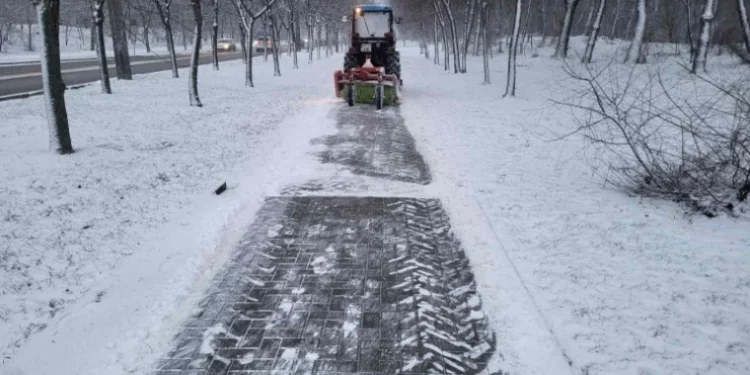 Intervenție de deszăpezire în Chișinău, în urma ninsorii de noaptea trecută