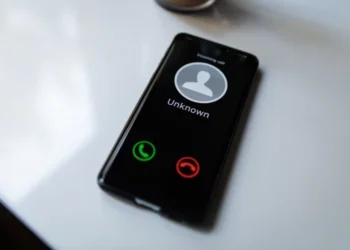 Destructurată o schemă de escrocherie online: Victimele, convinse să investească prin centre de apel