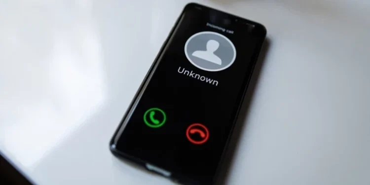 Destructurată o schemă de escrocherie online: Victimele, convinse să investească prin centre de apel