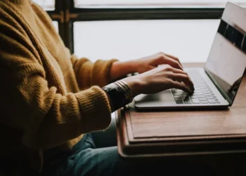 Meta șterge transmisiunile live vechi de 30 de zile pe Facebook