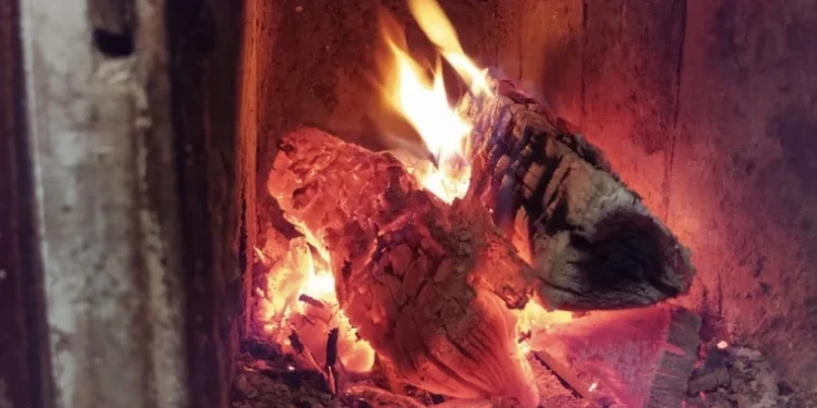 Două persoane și-au pierdut viața în incendii provocate de neglijență