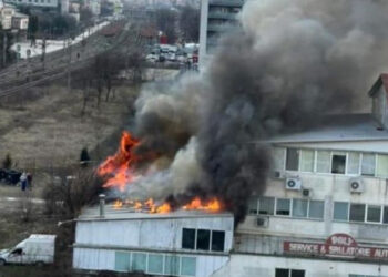 Incendiu într-un service auto din Iași: Fum dens și intervenție de urgență