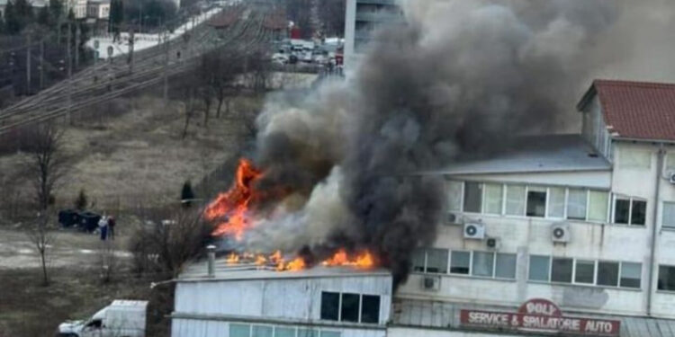 Incendiu într-un service auto din Iași: Fum dens și intervenție de urgență