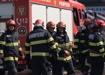 Incendiu violent la un service auto din Buzău. Zeci de mașini au fost cuprinse de flăcări