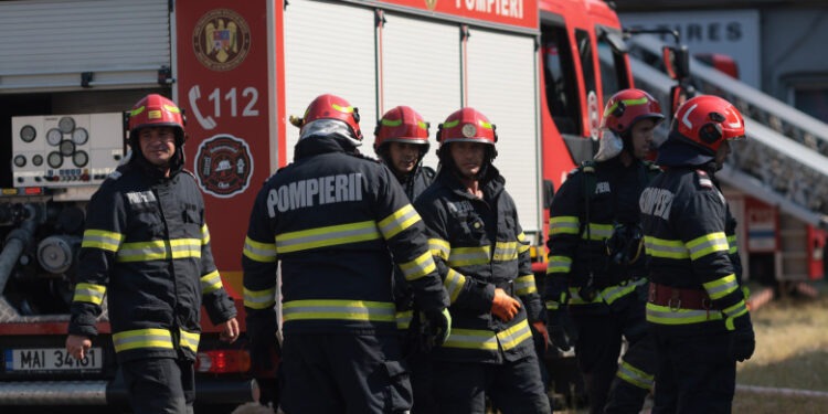 Incendiu violent la un service auto din Buzău. Zeci de mașini au fost cuprinse de flăcări
