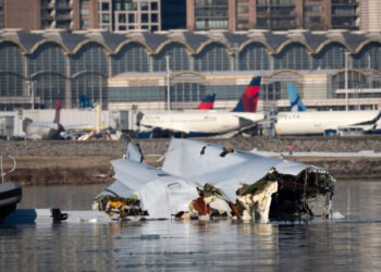 Date din ancheta accidentului de la Washington: avionul a încercat să se ridice cu câteva secunde înaintea ciocnirii cu elicopterul