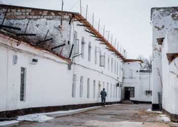 Gardian de la escortare în Penitenciarul Nr.13, escortat deja el în izolator. Beat la volan a comis accident