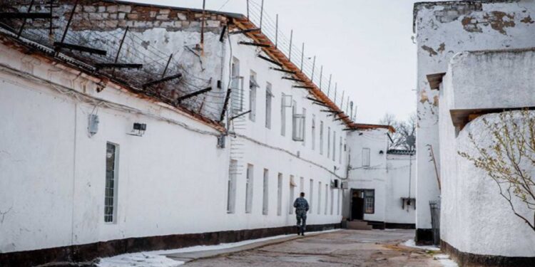 Gardian de la escortare în Penitenciarul Nr.13, escortat deja el în izolator. Beat la volan a comis accident