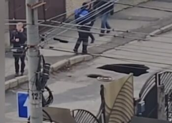 Gropi misterioase pe strada Aeroportului: Vapori și posibile defecțiuni în sistemul de alimentare cu apă