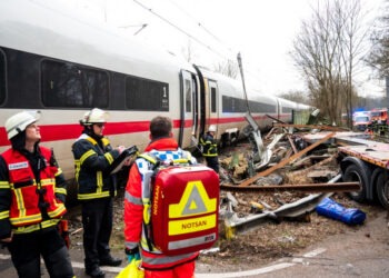 Un mort şi 11 răniţi în urma coliziunii unui tren de mare viteză cu o semiremorcă lângă Hamburg