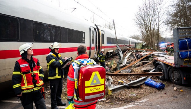Un mort şi 11 răniţi în urma coliziunii unui tren de mare viteză cu o semiremorcă lângă Hamburg