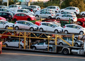 Dificultăți pentru importatorii auto din Moldova: Mașinile rămân blocate la vamă