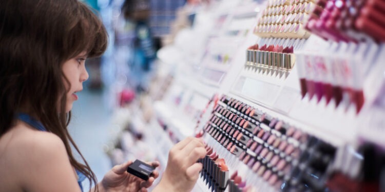 Trenduri alarmante pentru copii pe rețelele sociale. Pericolul din spatele videoclipurilor care promovează produse cosmetice