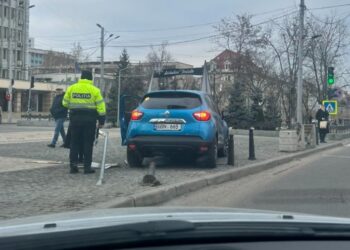 Accident în Capitală: Șofer începător doboară un pilon și un indicator stradal