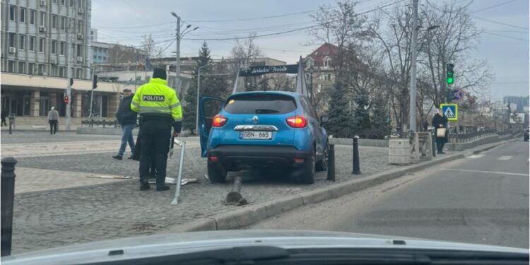 Accident în Capitală: Șofer începător doboară un pilon și un indicator stradal