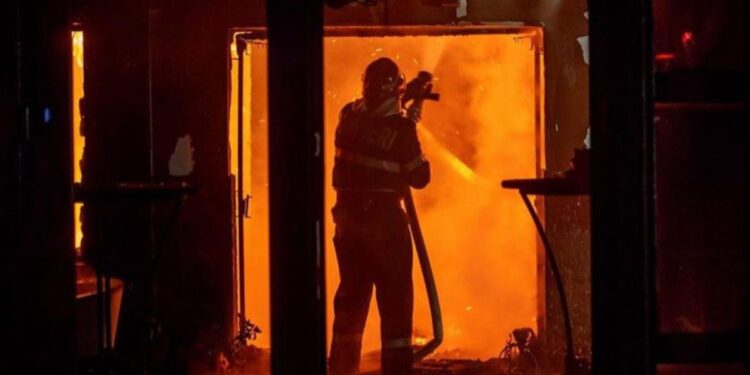 Incendiu fatal în Răcăria: o femeie de 75 de ani a murit în urma unui scurtcircuit