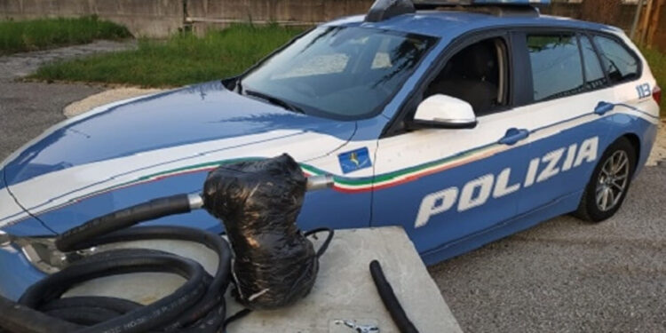 Doi moldoveni prinși încercând să fure motorină dintr-un camion”