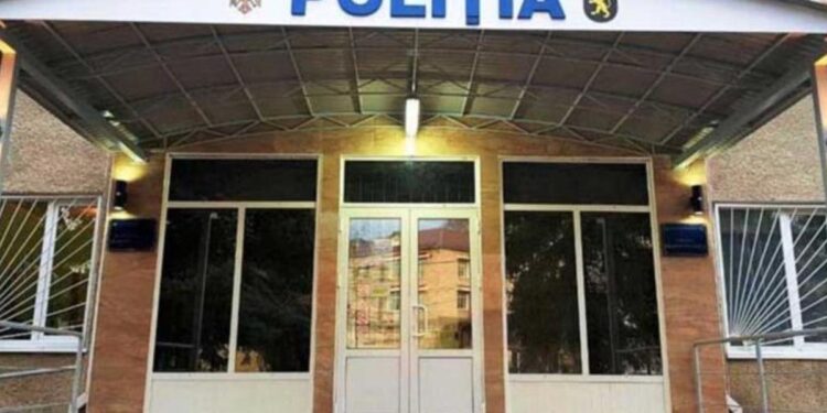 Bărbat reținut după ce a atacat polițiștii cu un cuțit în Nisporeni