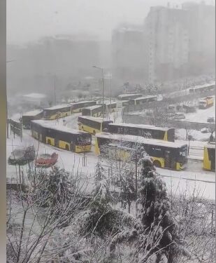 Заторы на дорогах и закрытые школы: На Стамбул обрушился мощный снегопад