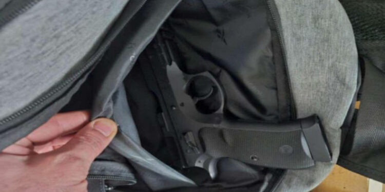 Arma neletală găsită în rucsacul unui moldovean la frontieră