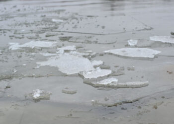 Gheața subțire pe râuri și lacuri reprezintă un pericol pentru pescari și recreaționiști