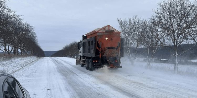 Drumurile din țară, sub condiții de iarnă: Șoferii, îndemnați la prudență