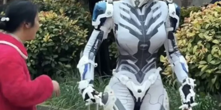 O tânără din China investește 140.000 de dolari pentru a deveni un robot umanoid