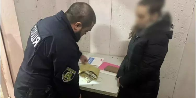 Tânără ucraineancă, prinsă chiar când își vindea bebelușul pentru 20.000 de dolari. Voia să-și cumpere o mașină