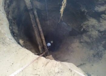 Un bărbat a căzut într-o groapă de 10 metri adâncime în Nijni Novgorod