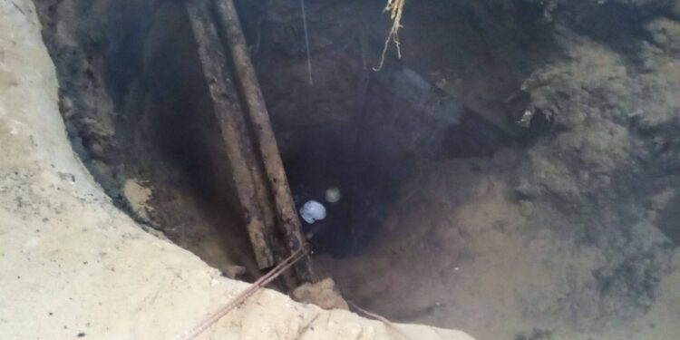 Un bărbat a căzut într-o groapă de 10 metri adâncime în Nijni Novgorod