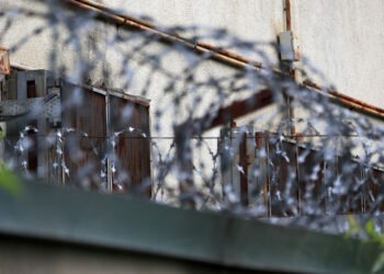 Протестующий заключенный колонии в ЯНАО зашил себе рот нитками