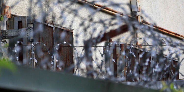 Протестующий заключенный колонии в ЯНАО зашил себе рот нитками