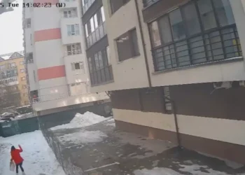 ragedie la Chiajna: O femeie a murit lovită de o bucată de gheață căzută de pe acoperiș