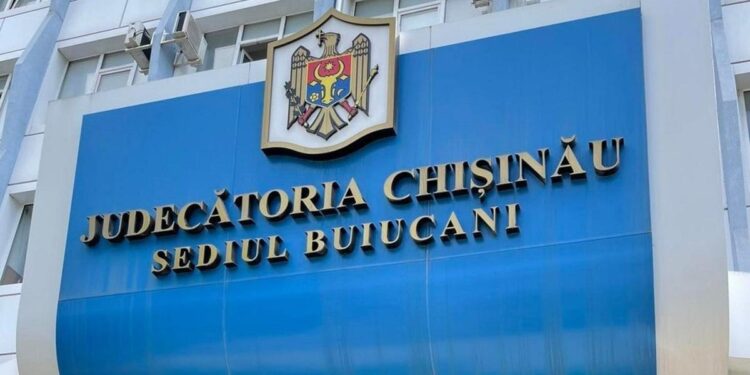 Sentință pentru un bărbat care a înșelat persoane cu vacanțe false și bani contrafăcuți