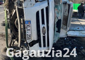 Un bărbat a scăpat nevătămat după ce s-a izbit cu microbuzul într-un stâlp