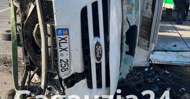 Un bărbat a scăpat nevătămat după ce s-a izbit cu microbuzul într-un stâlp