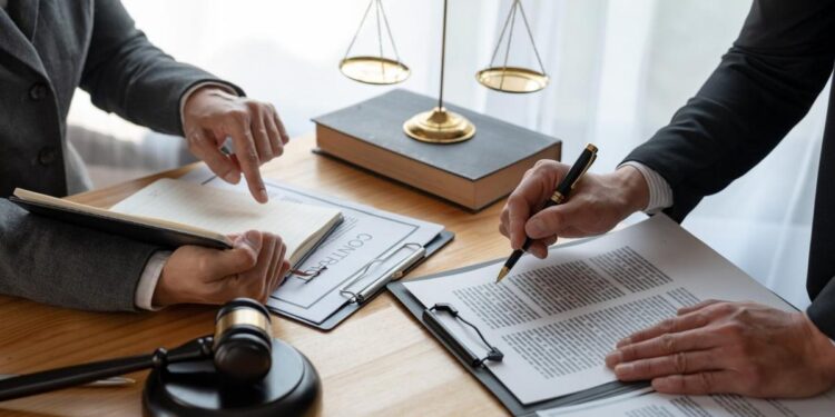 299.400 lei pentru o decizie favorabilă: avocat condamnat pentru trafic de influență