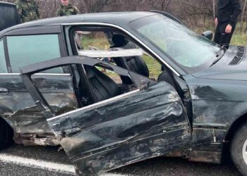 Accident pe traseul R6: BMW lovit de ambulanță, o minoră rănită