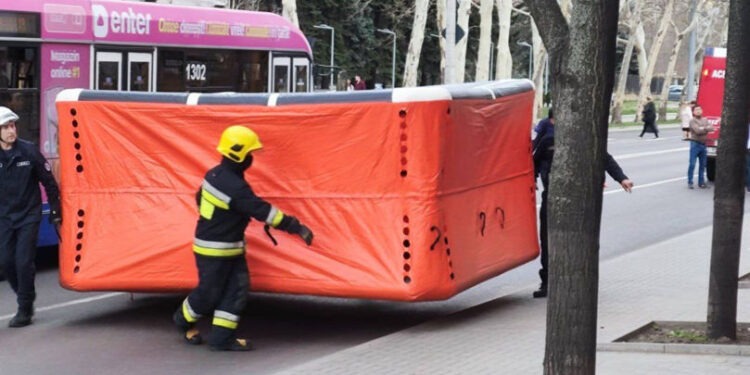 Bărbatul care amenința că se aruncă de pe un bloc de locuințe a coborât