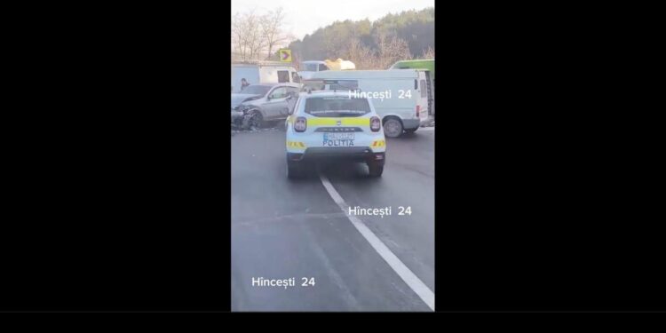 Impact puternic între un microbuz și un BMW la Hîncești