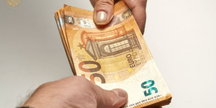 Шесть лет тюрьмы для сотрудницы банка, укравшей деньги из учреждения